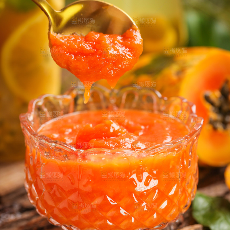 木底上放着一杯木瓜果汁