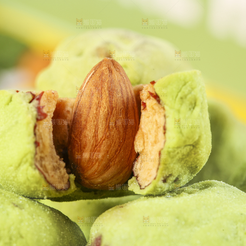格子布上放着一碟抹茶味奶枣