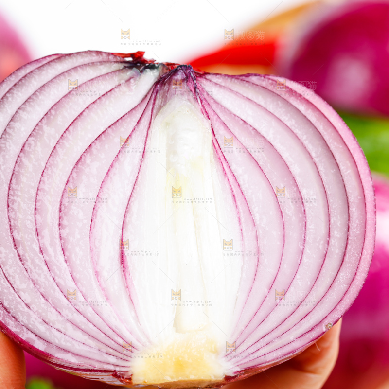 木底上摆放着紫皮洋葱