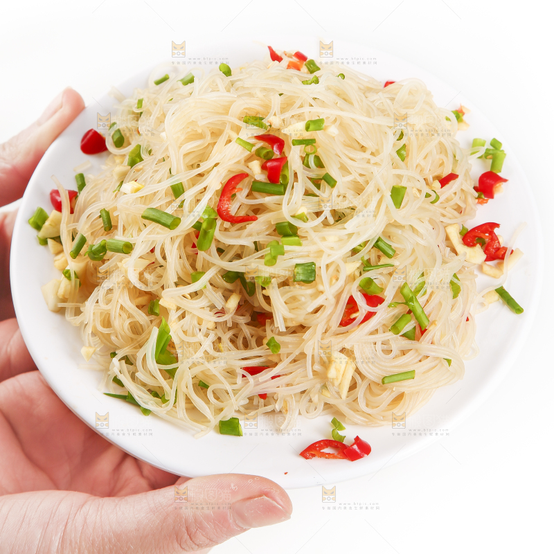 盘子里装着凉拌粉丝