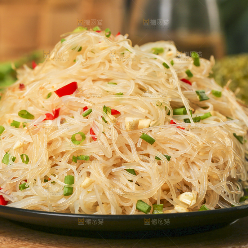 盘子里装着凉拌粉丝