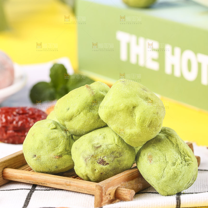 格子布上放着一碟抹茶味奶枣