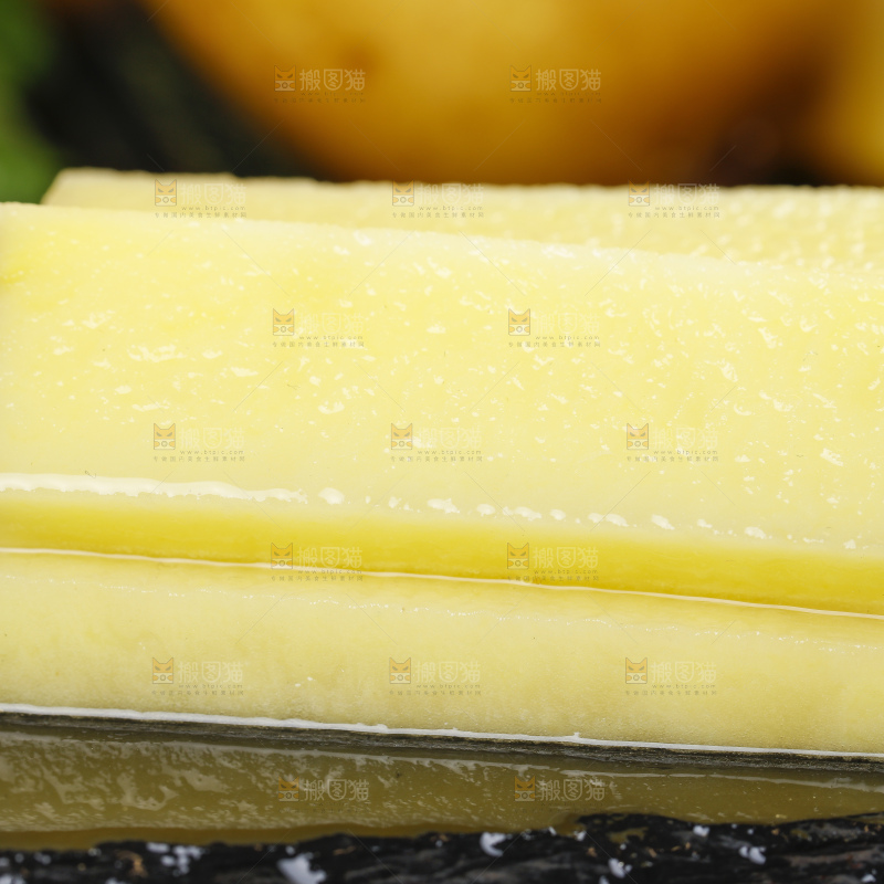 黑底上放着切好的土豆条