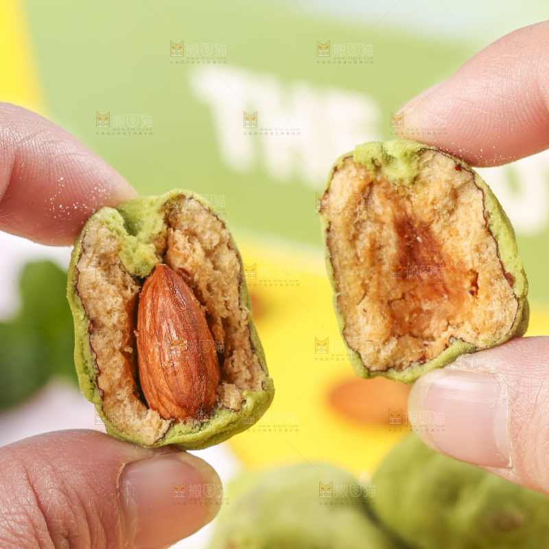 手拿掰开的抹茶味奶枣