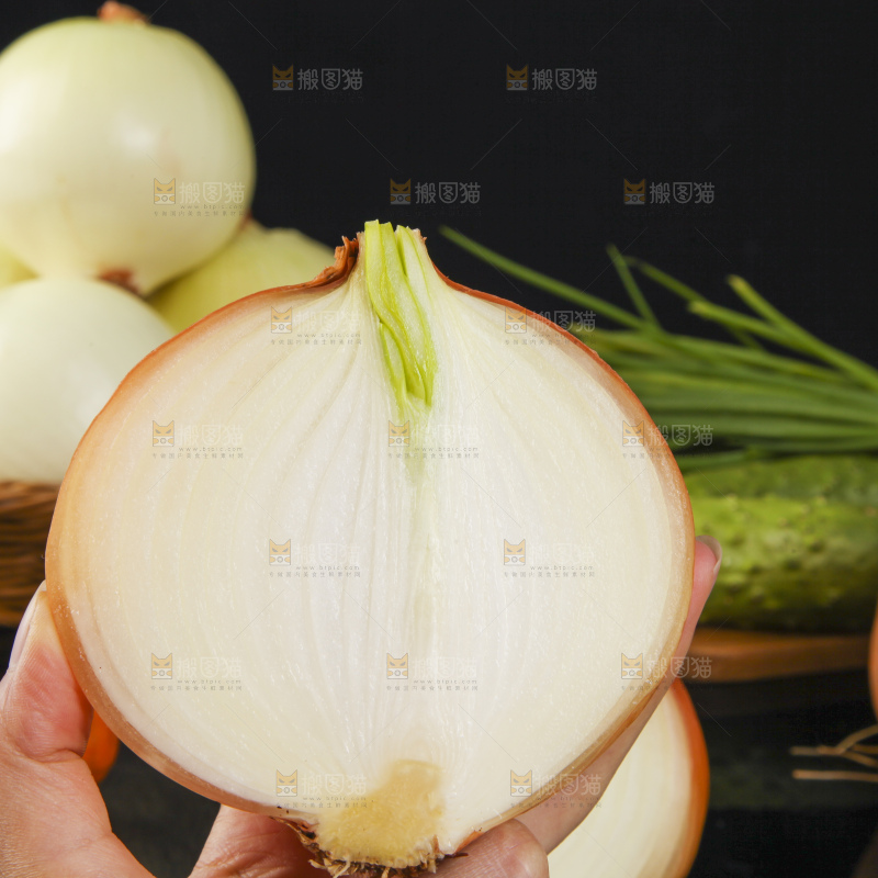 手拿切开的新鲜洋葱