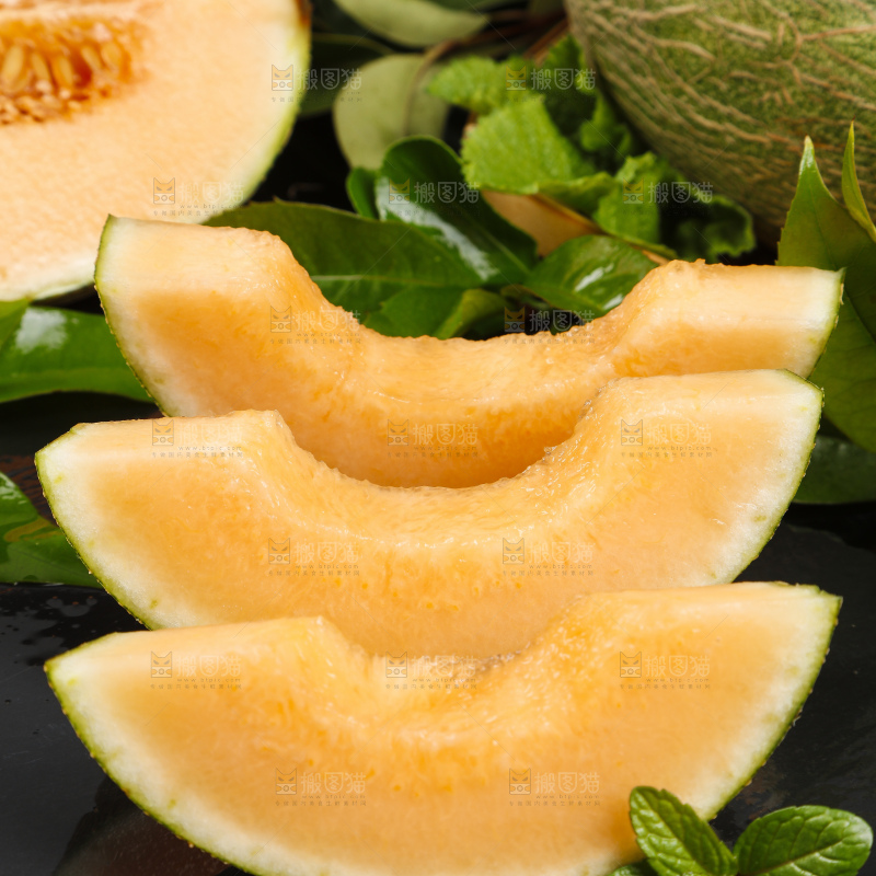 深底上放着切开的西州蜜25号