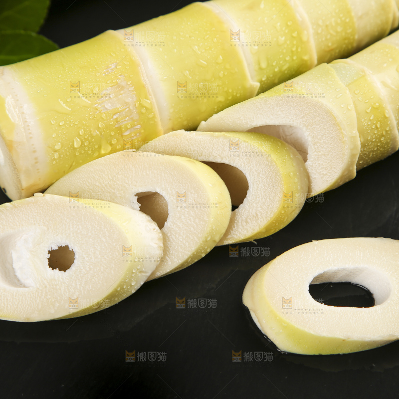 黑底上放着切开的临安春笋