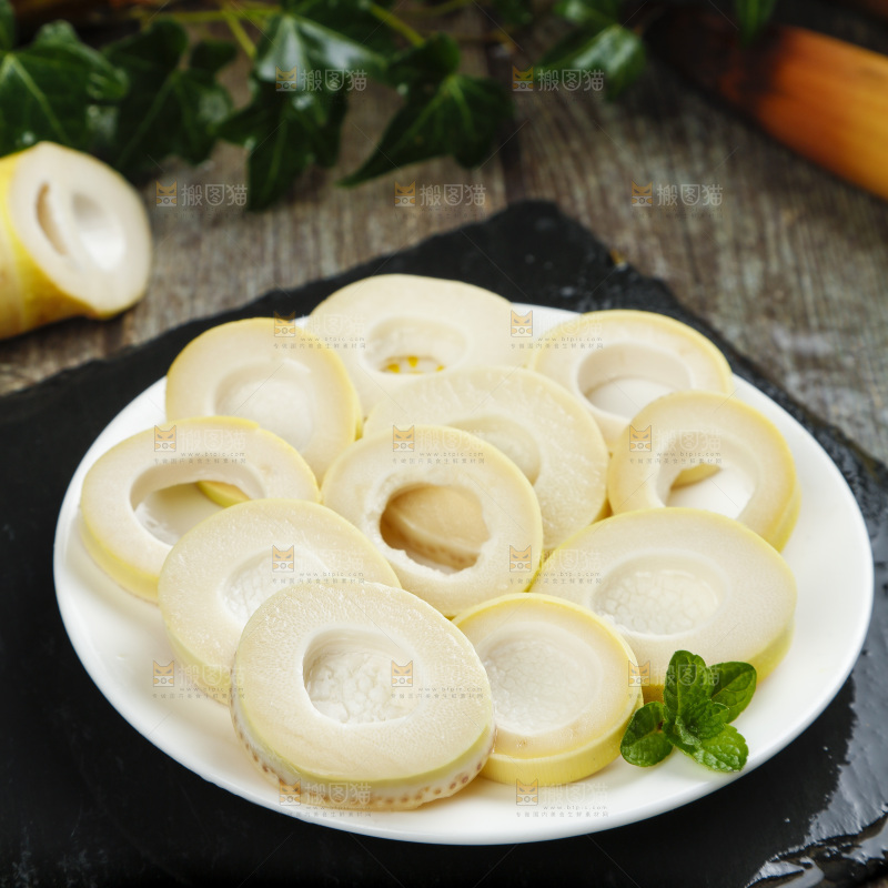 石板上放着新鲜临安春笋