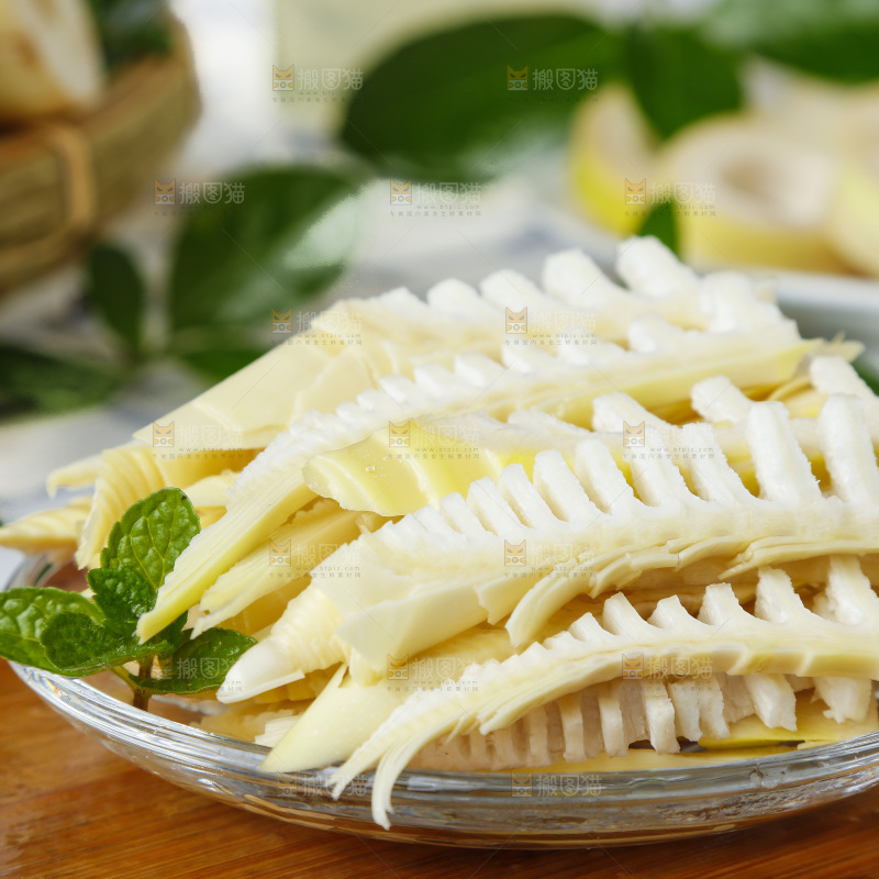 木板上放着一盘切开的临安春笋