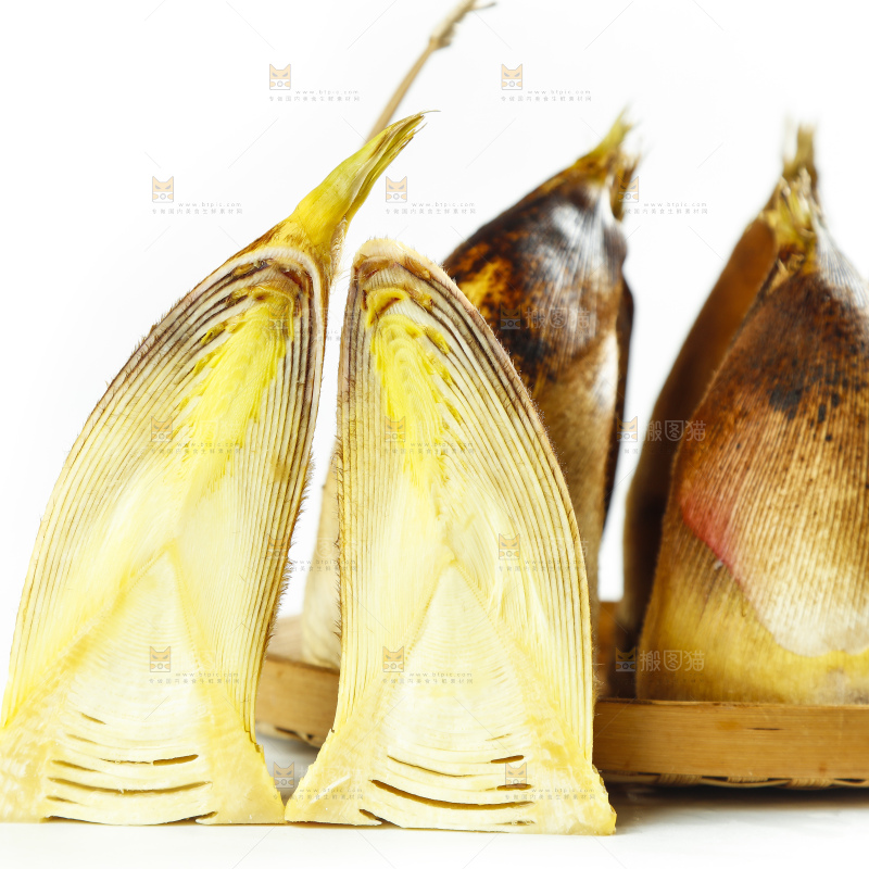 竹篮里放着黄泥春笋