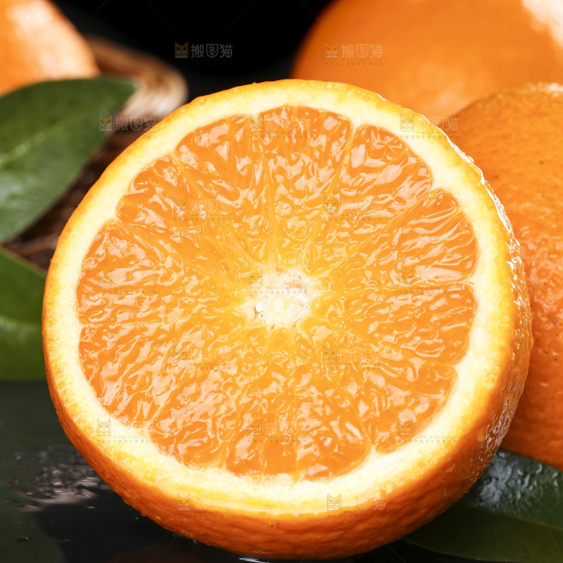 黑石板上放切开的青见