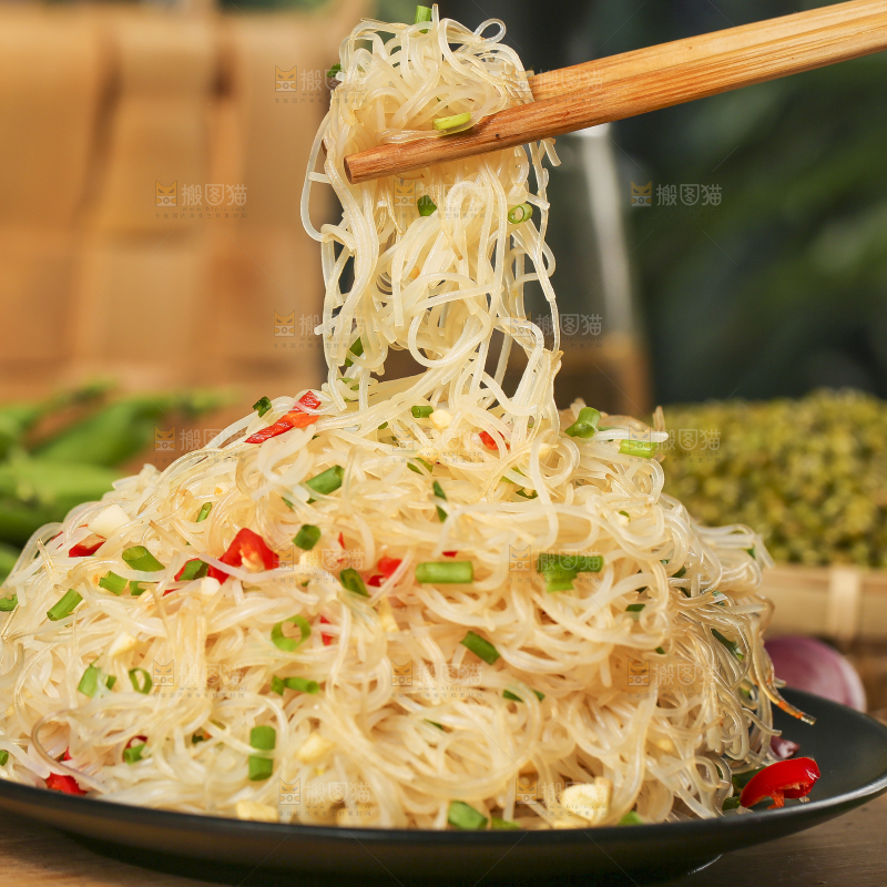 筷子夹着盘子里的凉拌粉丝