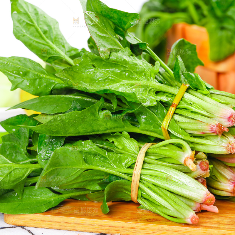 木板上放着菠菜