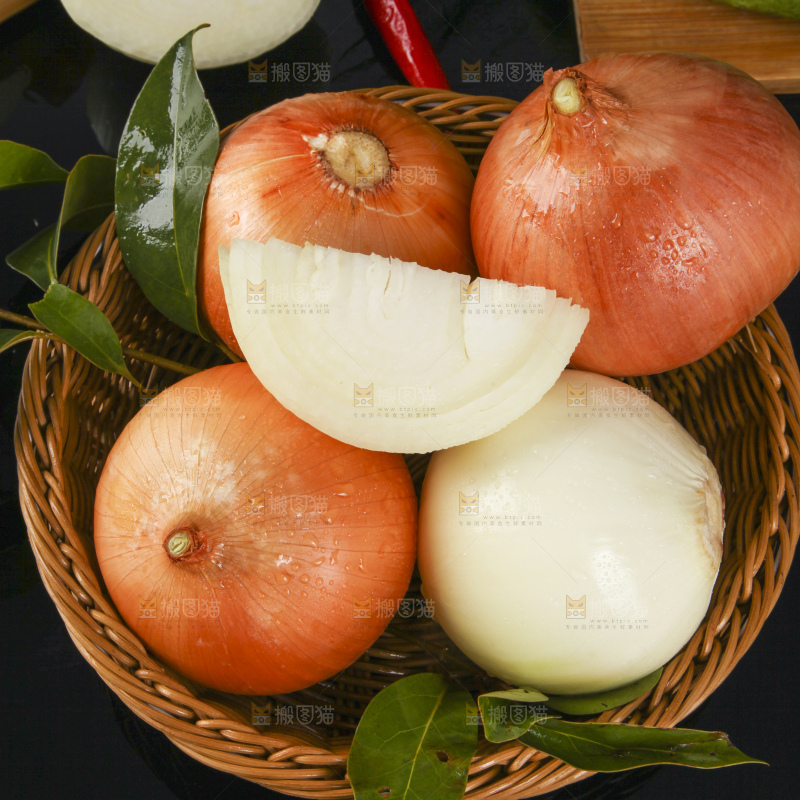 黑石板上放着一筐新鲜洋葱