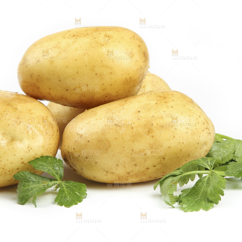 白底上放着土豆