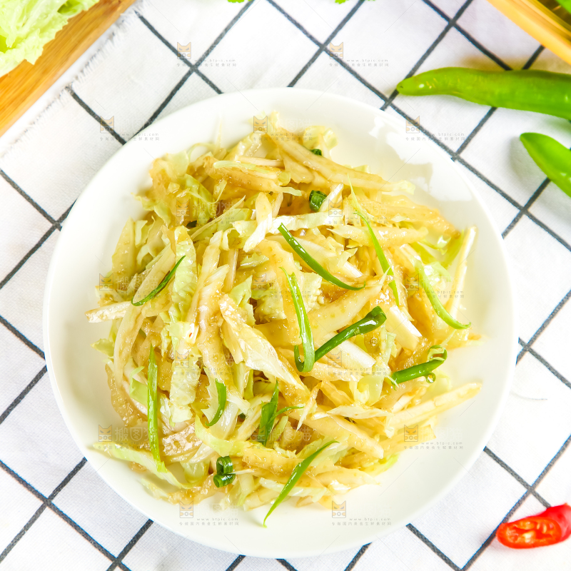 格子底上放着一盘素炒白菜