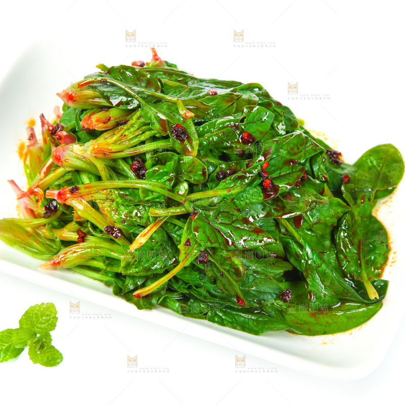 白底上放着一盘凉拌菠菜