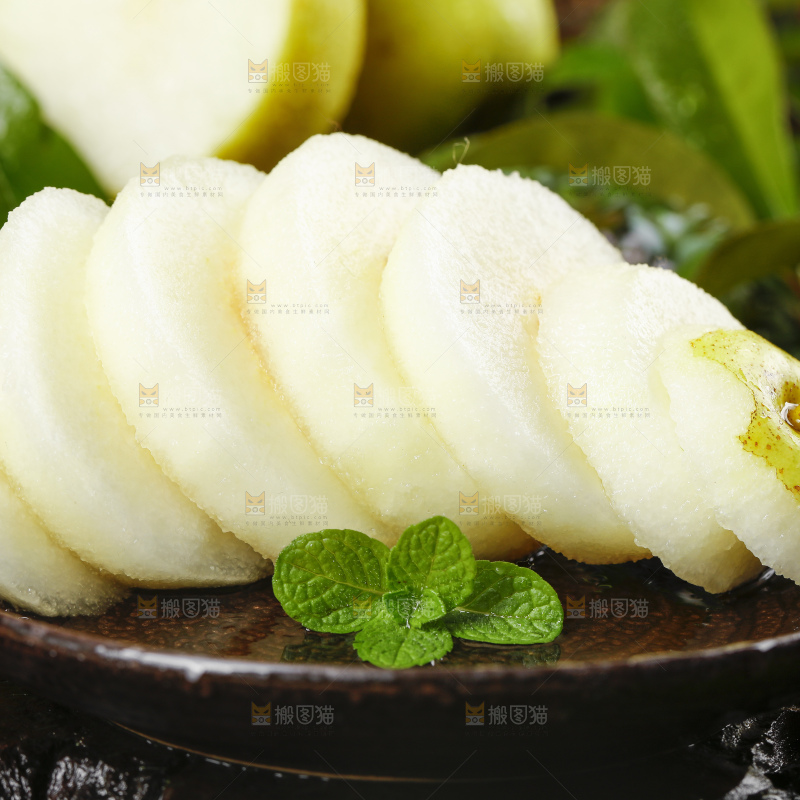 深底上放着一盘红香酥梨