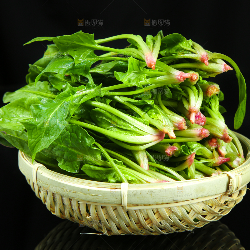 黑底上放着菠菜