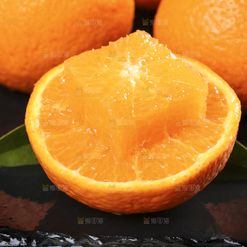黑石板上放切开的四川青见
