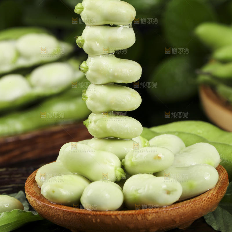 木底上放着剥壳的新鲜蚕豆