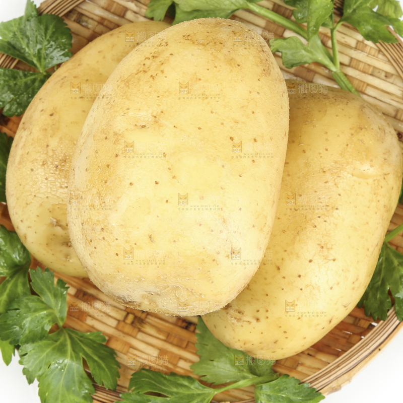 白底上放着土豆