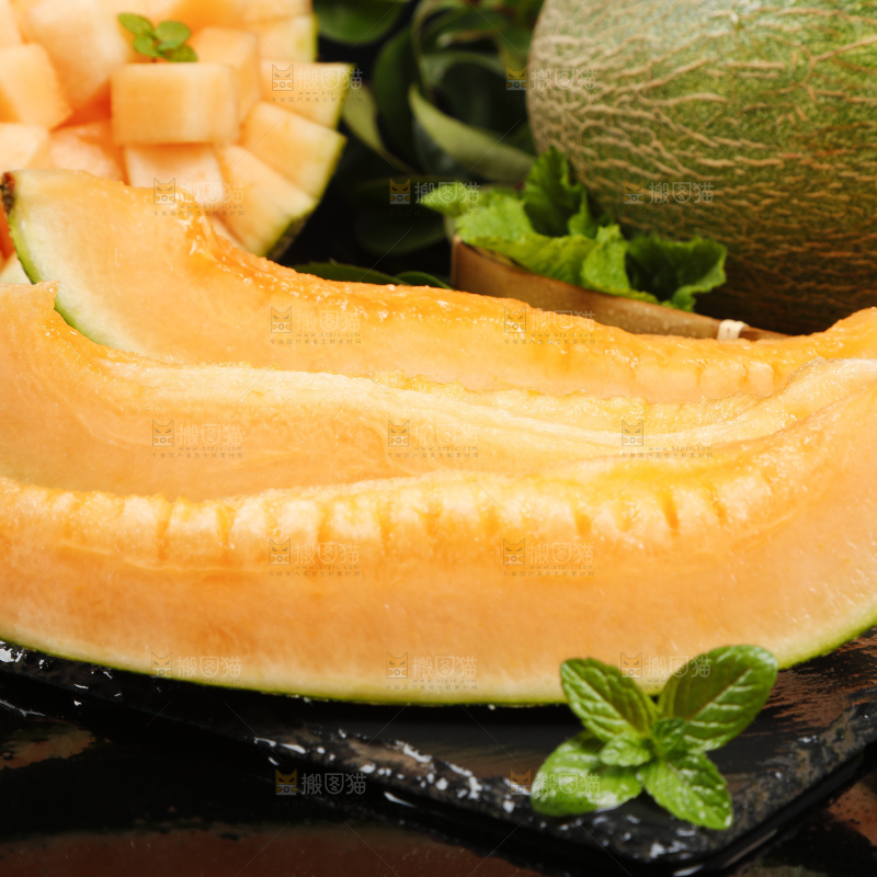 深底上放着切开的西州蜜25号