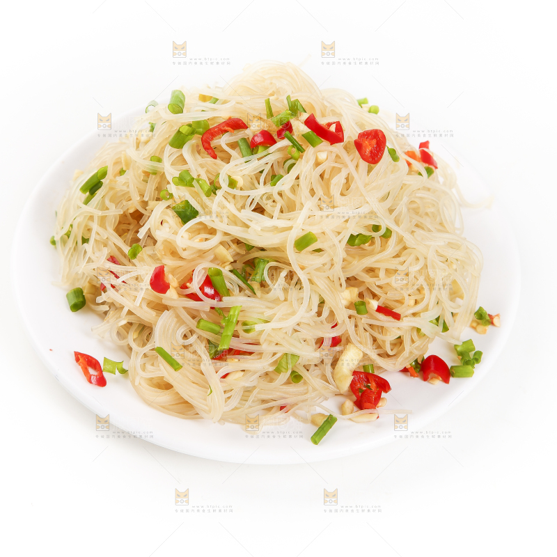 盘子里装着凉拌粉丝