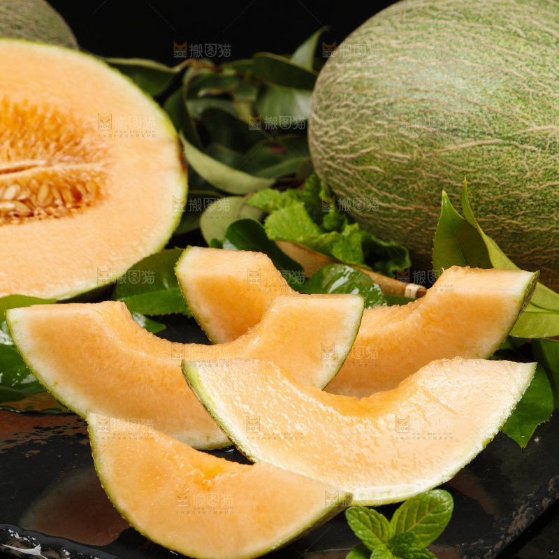 深底上放着切开的西州蜜25号