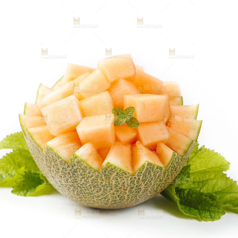 白底上放着哈密瓜果肉