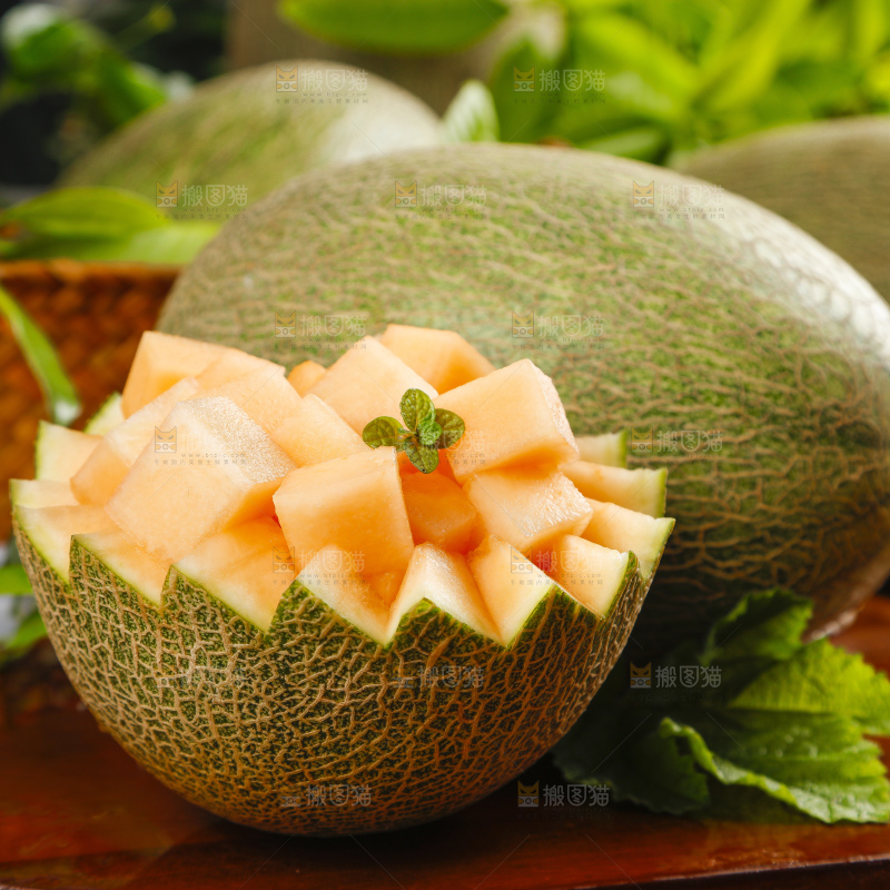 木底上放着哈密瓜果肉