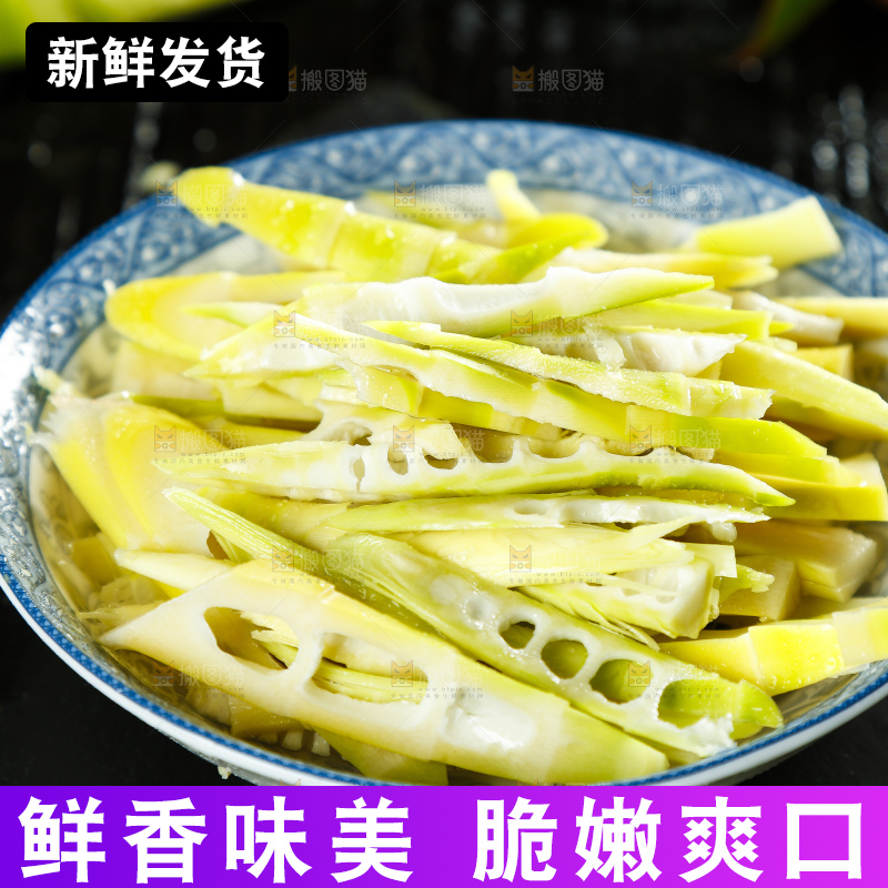 碟子里面放着剥皮切开的竹笋