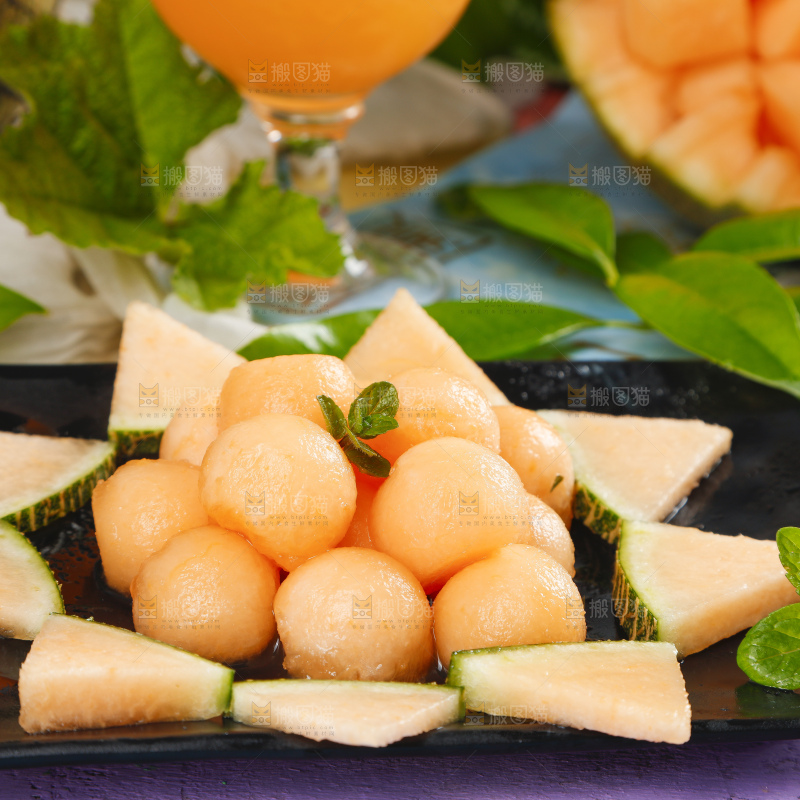 蓝底上放着一盘新疆西州蜜