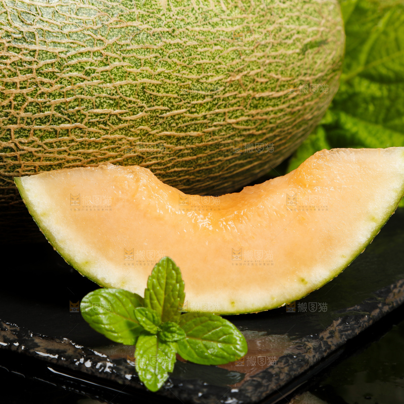 黑底上放着新疆新鲜哈密瓜