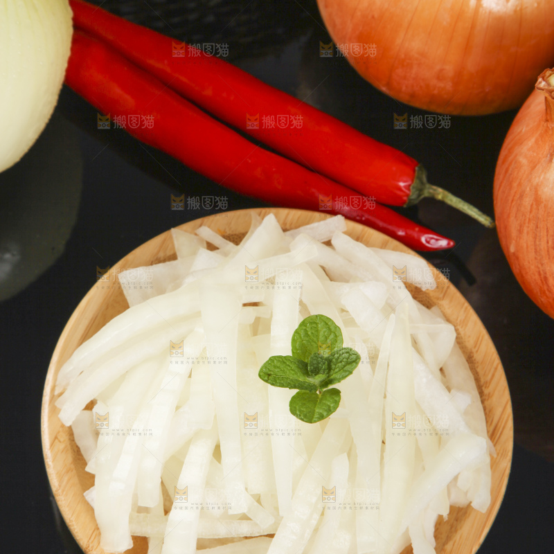 黑底上放着一盘洋葱丝