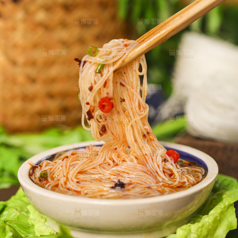 盘子里装着凉粉丝