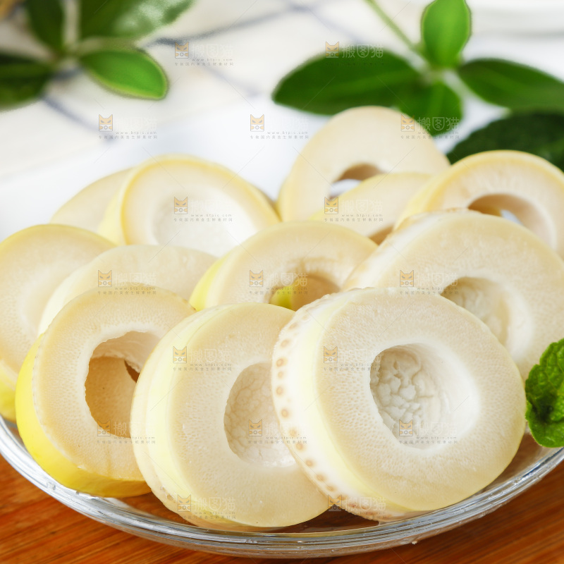 木板上放着一盘切开的临安春笋