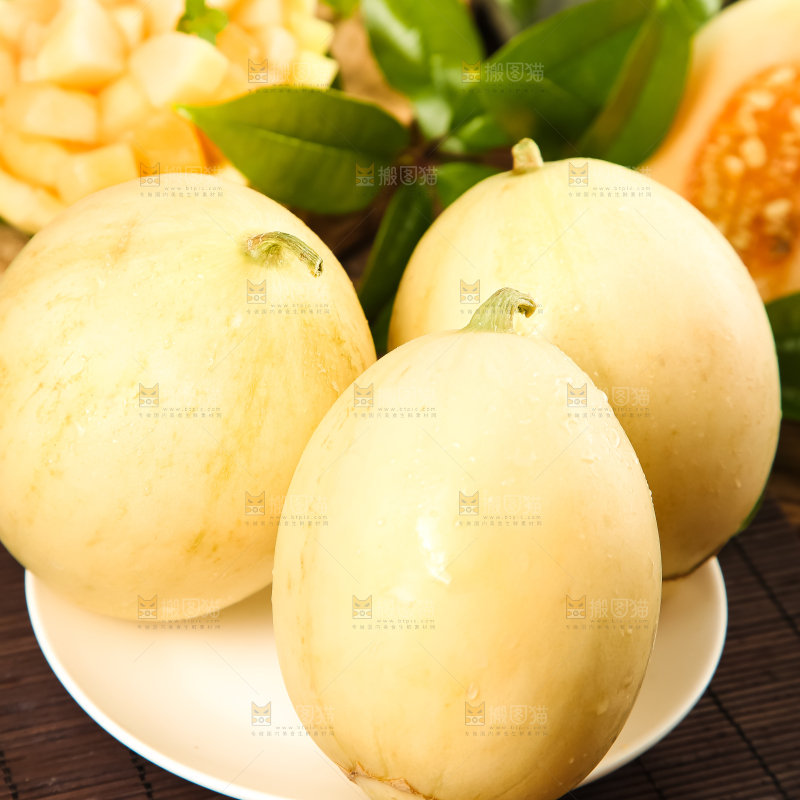 木底上放着新鲜东方蜜甜瓜