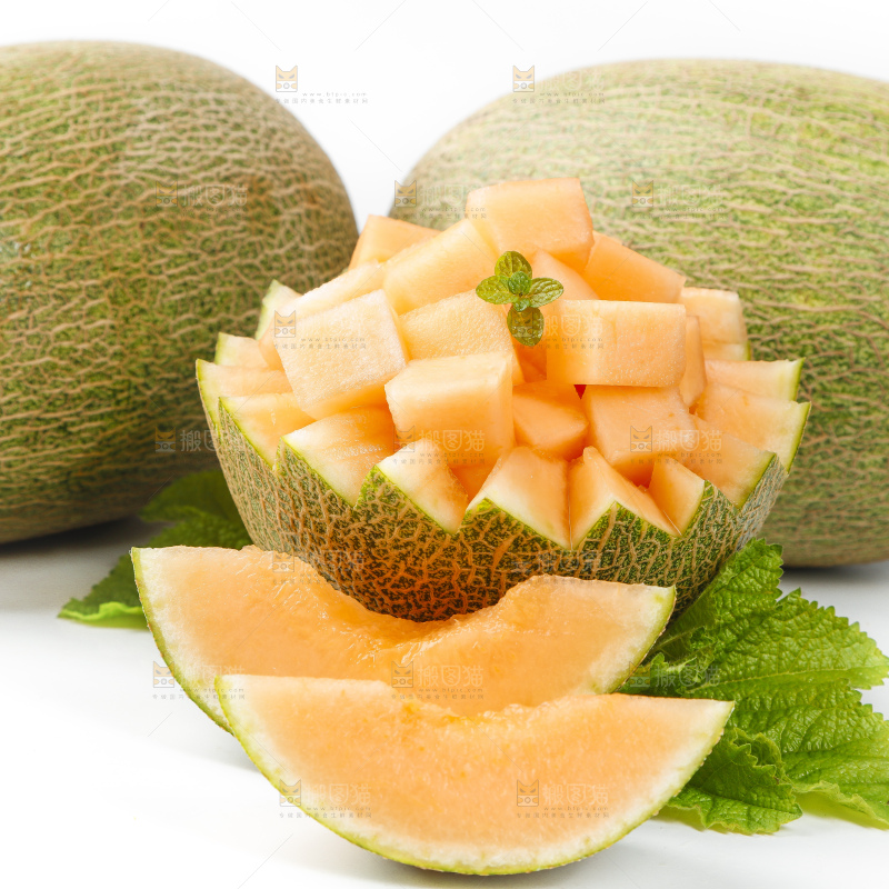 白底上放着哈密瓜果肉