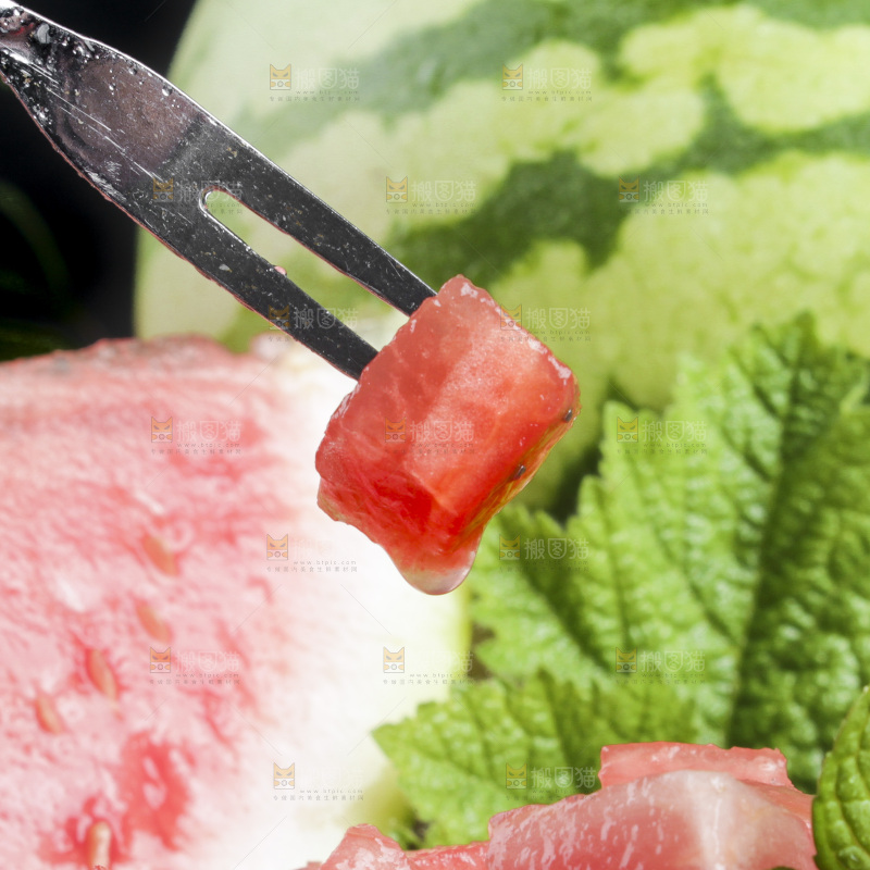 叉子叉着西瓜果肉