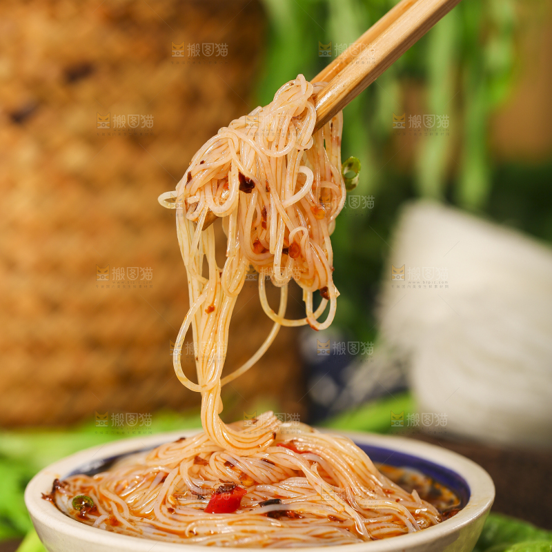 盘子里装着凉粉丝