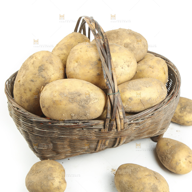 篮子里堆着黄皮土豆