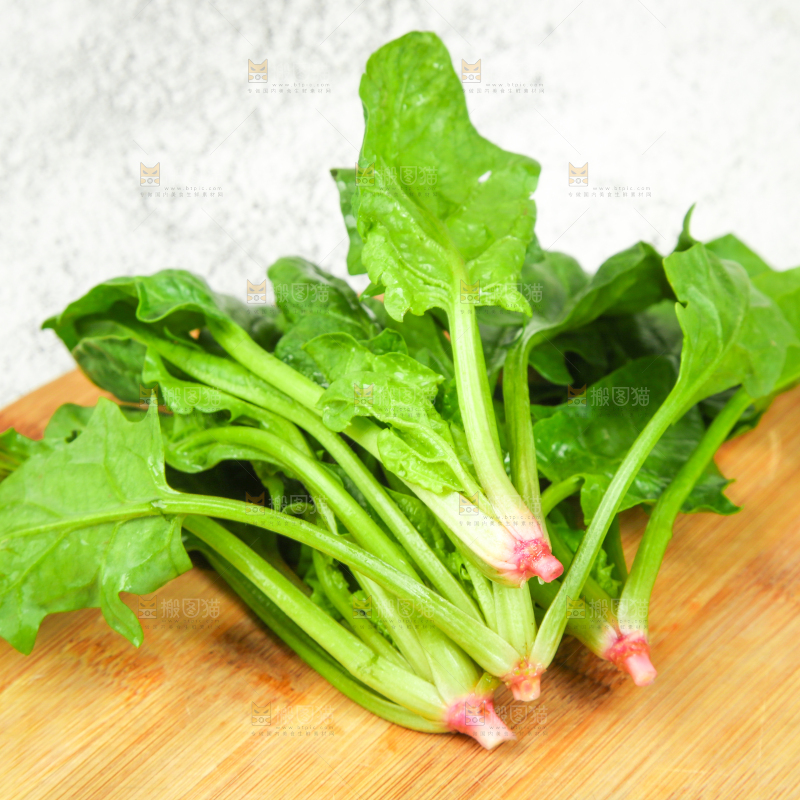 木板上放着菠菜