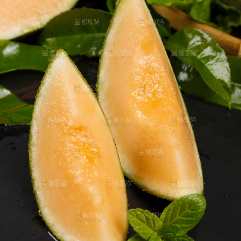 深底上放着切开的西州蜜25号