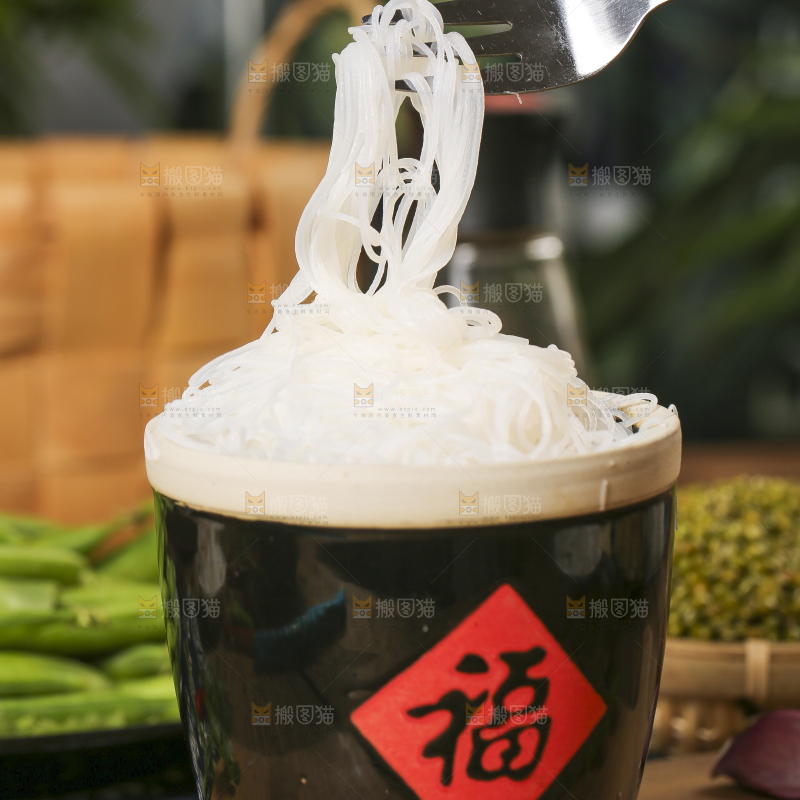 小桶里装着米粉