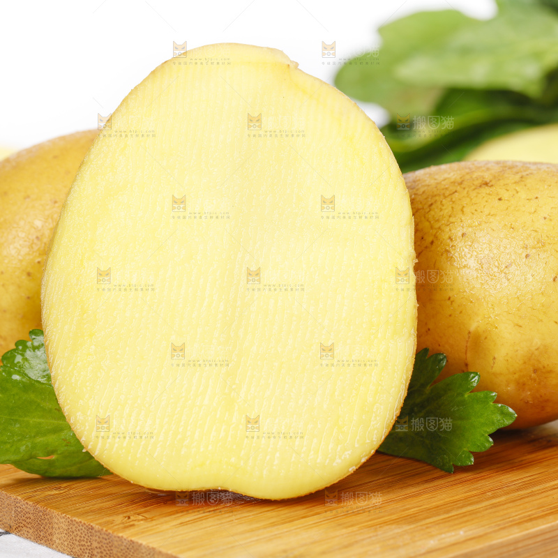 木底上的黄心土豆