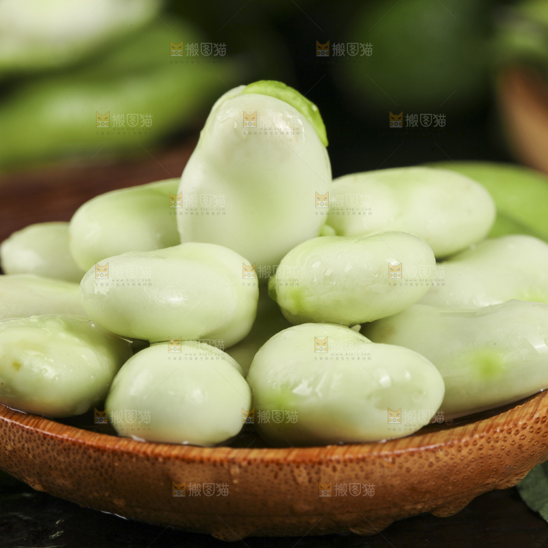 木底上放着剥壳的新鲜蚕豆