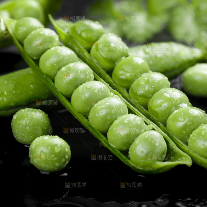 黑石板上堆放着甜豌豆
