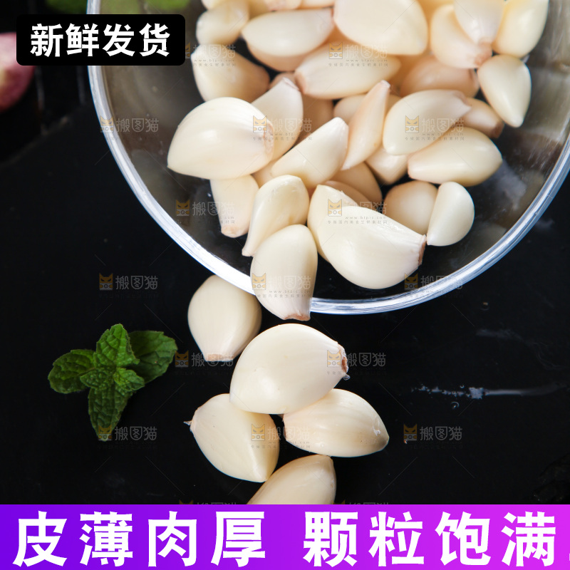 盘子里装着剥开的紫皮蒜