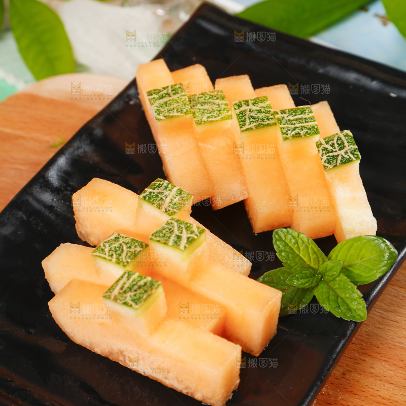 蓝底上放着一盘新疆西州蜜